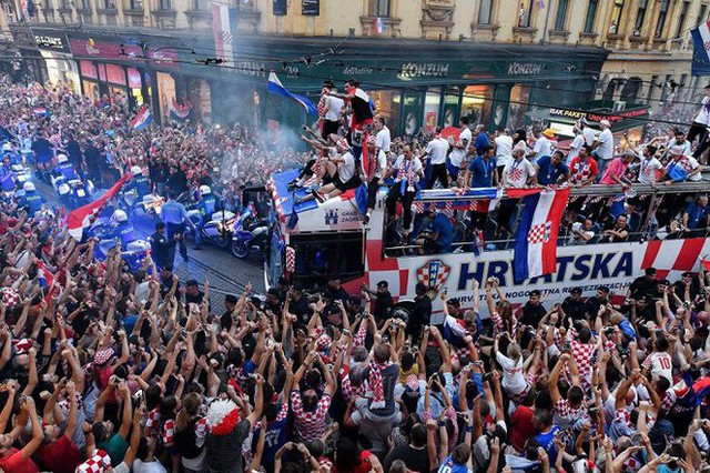 Biển người chào đón Modric và đội tuyển Croatia sau hành trình kỳ diệu ở World Cup 2018 - Ảnh 14.