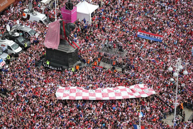 Biển người chào đón Modric và đội tuyển Croatia sau hành trình kỳ diệu ở World Cup 2018 - Ảnh 9.