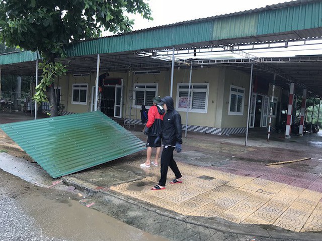 Bất chấp bão Sơn Tinh đang tiến vào, du khách vẫn xuống biển Cửa Lò tắm trong mưa - Ảnh 2.