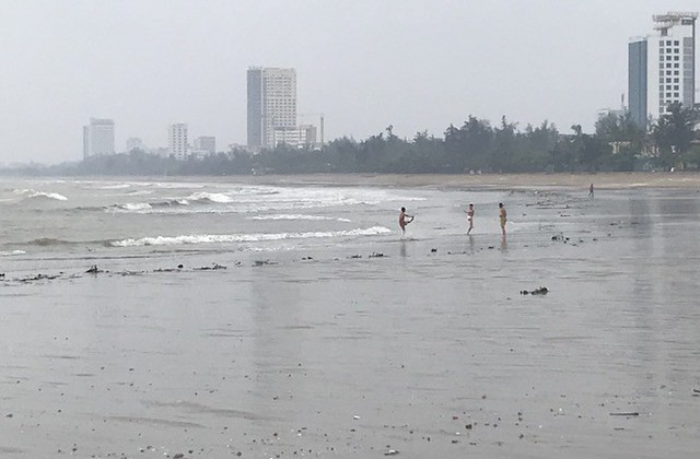 Bất chấp bão Sơn Tinh đang tiến vào, du khách vẫn xuống biển Cửa Lò tắm trong mưa - Ảnh 8.