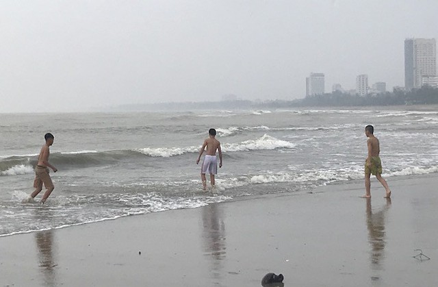 Bất chấp bão Sơn Tinh đang tiến vào, du khách vẫn xuống biển Cửa Lò tắm trong mưa - Ảnh 9.