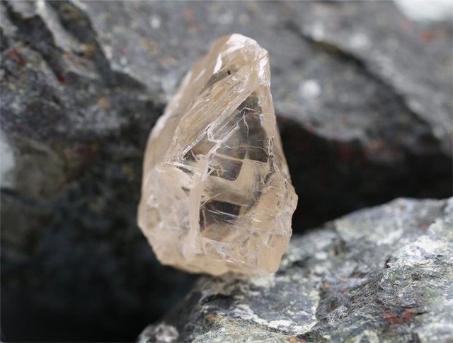 Sâu khoảng 200 km dưới lòng đất, các nhà khoa học ước tính có tới hơn 1 triệu tỉ tấn kim cương đang ngủ yên - Ảnh 1.