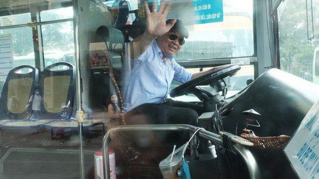 Những câu chuyện đáng yêu của bác tài xe buýt 54 và rổ tiền lẻ đầy tình người giữa Sài Gòn: Nếu quên, bạn cứ lấy tiền lẻ để mua vé - Ảnh 1.