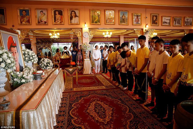 Sau ngày ra viện, đội bóng nhí Thái Lan đi chùa để cầu nguyện cho người thợ lặn đã mất khi giải cứu các em - Ảnh 3.