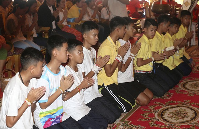 Sau ngày ra viện, đội bóng nhí Thái Lan đi chùa để cầu nguyện cho người thợ lặn đã mất khi giải cứu các em - Ảnh 6.