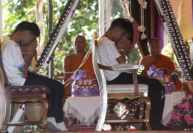 Sau ngày ra viện, đội bóng nhí Thái Lan đi chùa để cầu nguyện cho người thợ lặn đã mất khi giải cứu các em - Ảnh 7.