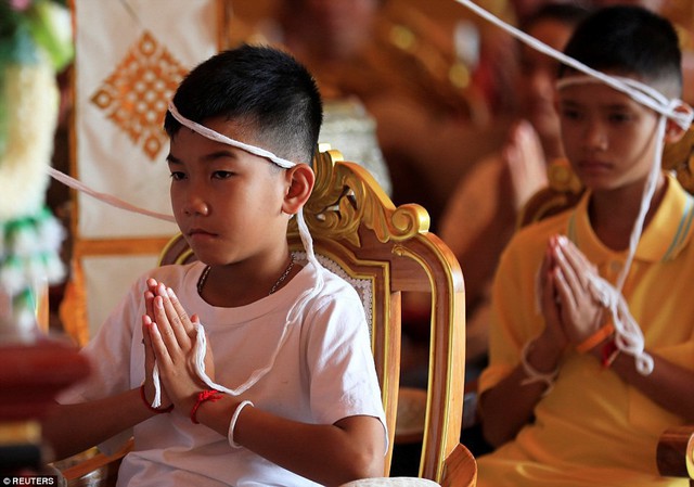 Sau ngày ra viện, đội bóng nhí Thái Lan đi chùa để cầu nguyện cho người thợ lặn đã mất khi giải cứu các em - Ảnh 8.