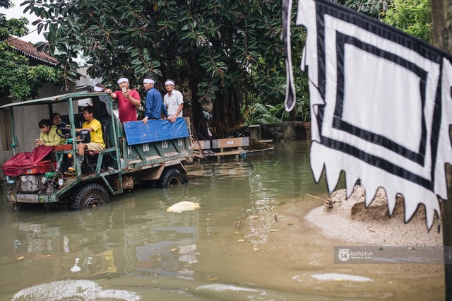 Chùm ảnh: 1 tuần sau lũ lớn, người dân Hà Nội vẫn phải chèo thuyền đi lại giữa biển rác thải nổi lềnh bềnh - Ảnh 21.