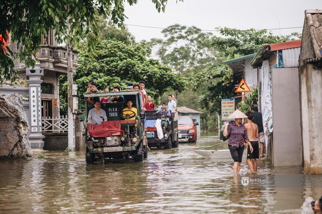 Chùm ảnh: 1 tuần sau lũ lớn, người dân Hà Nội vẫn phải chèo thuyền đi lại giữa biển rác thải nổi lềnh bềnh - Ảnh 6.