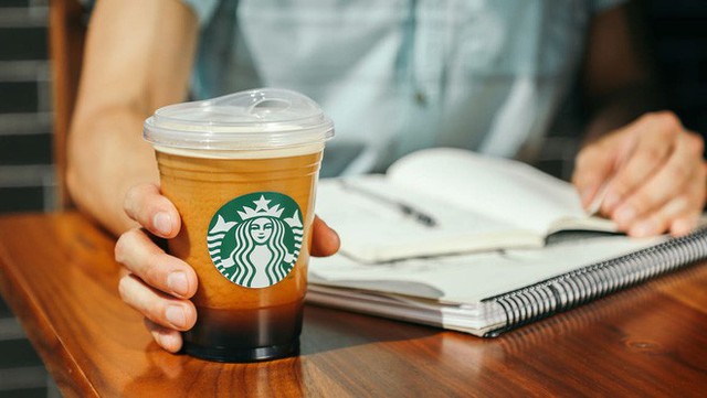 Tại sao việc Starbucks cấm dùng ống hút nhựa chẳng giúp gì cho môi trường? - Ảnh 1.