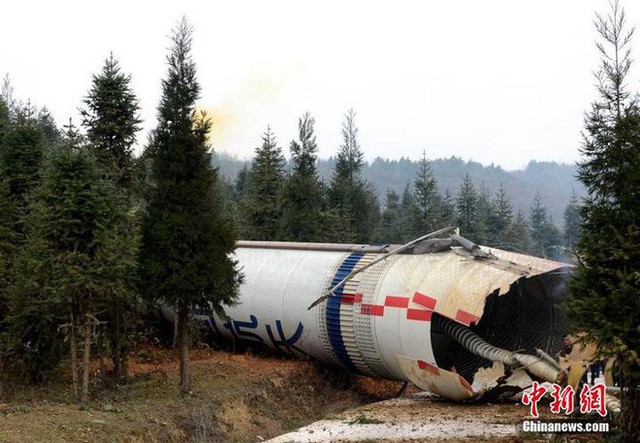 Tên lửa đẩy của Trung Quốc phát nổ và rơi gần một ngôi làng có người sinh sống sau khi phóng vệ tinh - Ảnh 2.