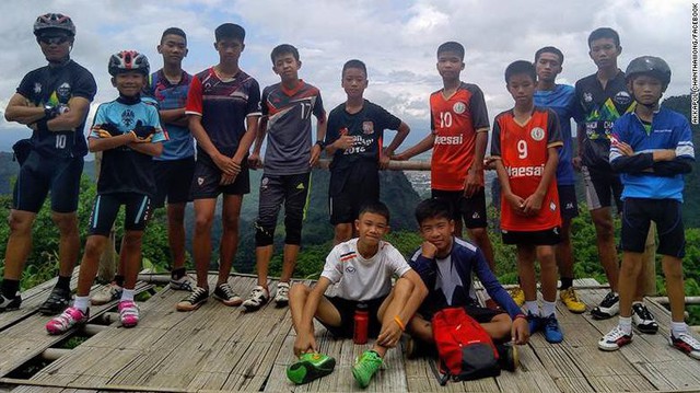 Nóng: Đã tìm thấy đội bóng Thái Lan mất tích, 12 đứa trẻ và huấn luyện viên đều sống sót đầy kỳ diệu - Ảnh 1.