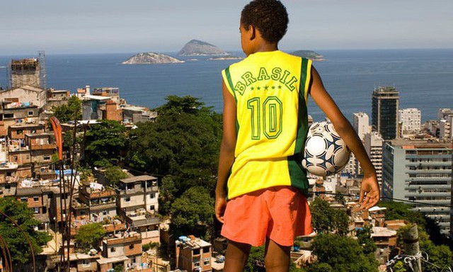 Câu chuyện World Cup: Đằng sau những tuyển thủ Brazil là những bà mẹ đơn thân cả đời tần tảo nuôi con nên người - Ảnh 1. Câu chuyện World Cup: Đằng sau những tuyển thủ Brazil là những bà mẹ đơn thân cả đời tần tảo nuôi con nên người - Ảnh 1.