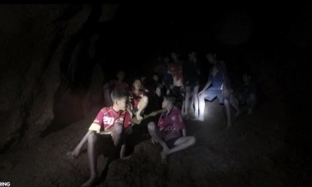 Phi thường: Đội bóng Thái sống sót kì diệu sau 10 ngày mất tích trong hang ngập bùn và nước - Ảnh 1.