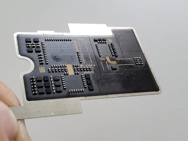 Hóa ra mặt lưng trong suốt nhìn được bảng mạch của Xiaomi Mi 8 EE chỉ là giả, gắn vào cho đẹp chứ không dùng được - Ảnh 1.