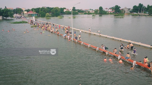 Nước vừa rút lại lên, người già trẻ nhỏ tiếp tục ùa ra đường tỉnh lộ vô tư bơi lội khi phương tiện bị cấm lưu thông - Ảnh 17.