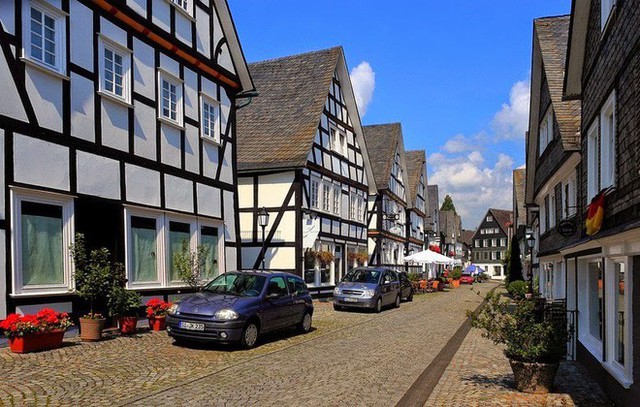 Freudenberg - Thị trấn độc nhất nước Đức với hàng chục nhà trông như 1, tìm nhà gian nan chẳng khác gì “mò kim đáy bể” - Ảnh 9.