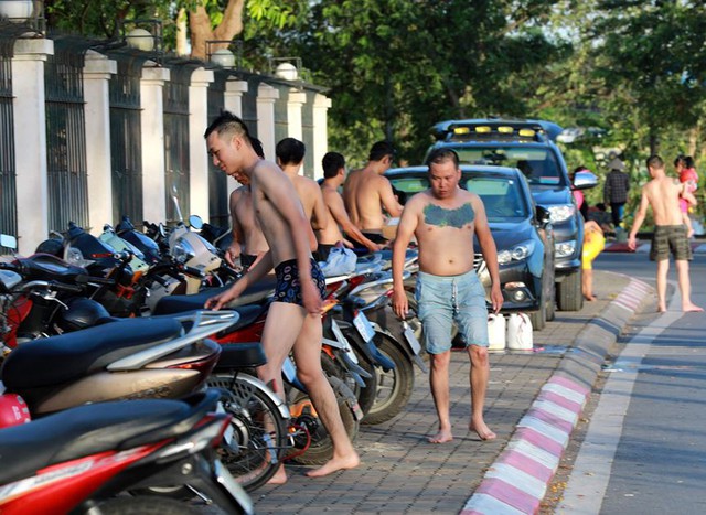 Hồ Tây thành bãi biển tắm tự do giữa Thủ đô - Ảnh 11. Hồ Tây thành bãi biển tắm tự do giữa Thủ đô - Ảnh 11.