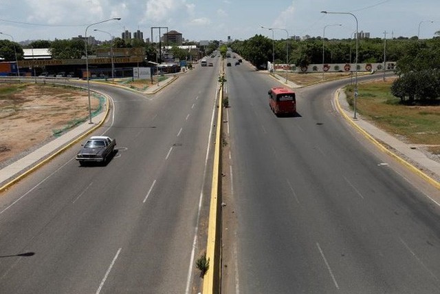 Venezuela vật vã với tình trạng thiếu điện thắp sáng và chống nóng - Ảnh 10.