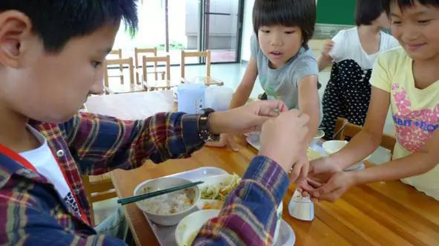 Chỉ một bữa trưa của học sinh tiểu học đã cho thấy người Nhật bỏ xa thế giới ở lĩnh vực trồng người như thế nào - Ảnh 9.