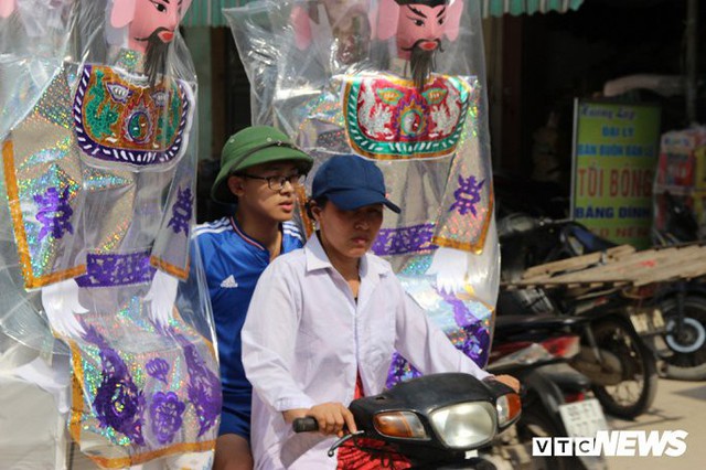 Ảnh: Dân làng âm phủ hối hả ngày đêm phục vụ thượng đế dịp tháng cô hồn - Ảnh 2. Ảnh: Dân làng âm phủ hối hả ngày đêm phục vụ thượng đế dịp tháng cô hồn - Ảnh 2.
