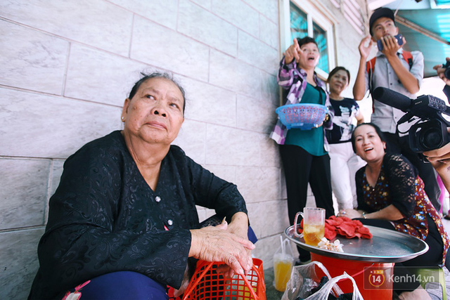 Lợi dụng đông người, nhiều khách tranh lấy cua dì Ba nhưng quên trả tiền: Họ cố tình làm thế, tội dì lắm! - Ảnh 5.