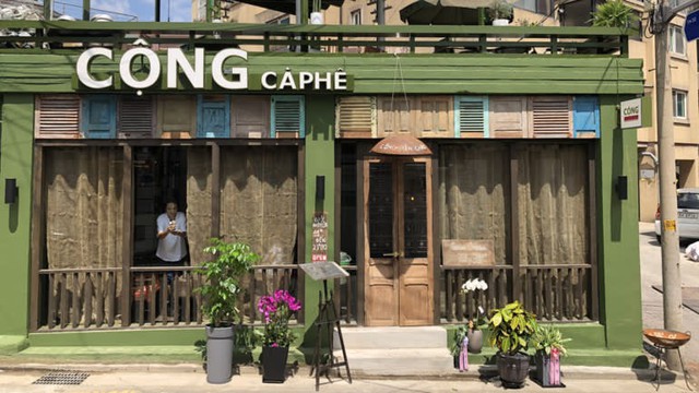 Lý do sau 5 năm vào Việt Nam, Starbucks vẫn chỉ lẹt đẹt với 38 cơ sở: Để mở một cửa hàng ở Sài Gòn cần ít nhất 5 tỷ đồng đầu tư trong khi đó 1 quán Coffee House chỉ tốn bằng nửa - Ảnh 1.