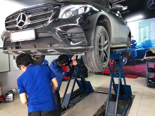 GLC bị lọt nước: Mercedes-Benz Việt Nam phản hồi không thỏa đáng, khách hàng ồ ạt đưa xe đi kiểm tra - Ảnh 1.