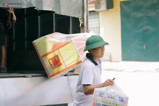 Làng vàng mã sản xuất xe hơi, túi hiệu cho người cõi âm tất bật trong tháng cô hồn: Xe mui trần đắt nhất 2 triệu đồng - Ảnh 8.