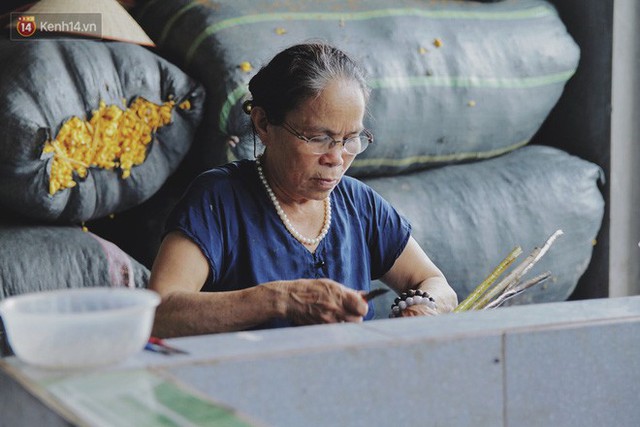 Người phụ nữ Hà Nội đầu tiên dệt lụa từ tơ sen: 4.800 cuống sen cho một chiếc khăn quàng cổ dài 1,7 mét - Ảnh 1.