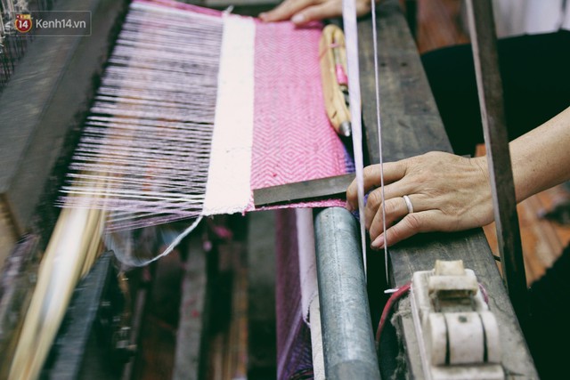 Người phụ nữ Hà Nội đầu tiên dệt lụa từ tơ sen: 4.800 cuống sen cho một chiếc khăn quàng cổ dài 1,7 mét - Ảnh 14.