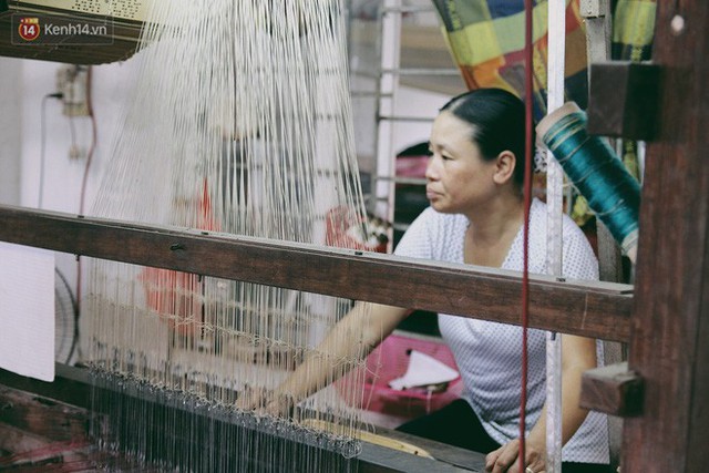Người phụ nữ Hà Nội đầu tiên dệt lụa từ tơ sen: 4.800 cuống sen cho một chiếc khăn quàng cổ dài 1,7 mét - Ảnh 19.