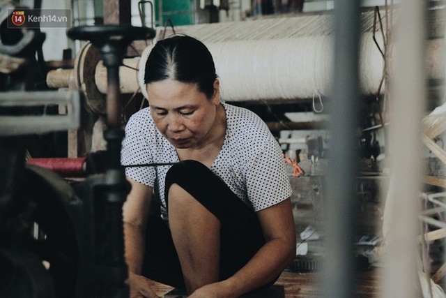 Người phụ nữ Hà Nội đầu tiên dệt lụa từ tơ sen: 4.800 cuống sen cho một chiếc khăn quàng cổ dài 1,7 mét - Ảnh 20.