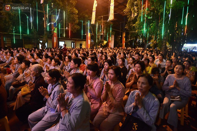 Nhiều người cài hoa trắng bật khóc tại lễ Vu Lan tháng Bảy: Ai còn cha còn mẹ thì vui lắm chứ... - Ảnh 2.