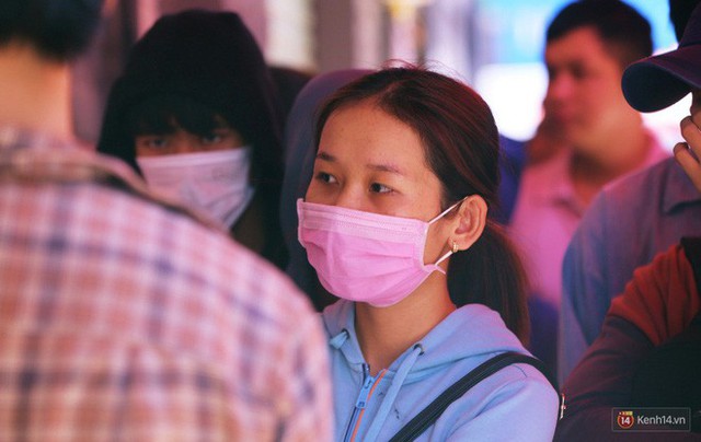 Chuyện lạ ở Sài Gòn: Đội nắng xếp hàng mua sầu riêng, ăn xong phải trả lại hạt để lấy tiền cọc - Ảnh 3. Chuyện lạ ở Sài Gòn: Đội nắng xếp hàng mua sầu riêng, ăn xong phải trả lại hạt để lấy tiền cọc - Ảnh 3.