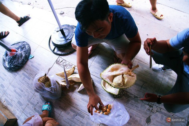 Chuyện lạ ở Sài Gòn: Đội nắng xếp hàng mua sầu riêng, ăn xong phải trả lại hạt để lấy tiền cọc - Ảnh 22. Chuyện lạ ở Sài Gòn: Đội nắng xếp hàng mua sầu riêng, ăn xong phải trả lại hạt để lấy tiền cọc - Ảnh 22.