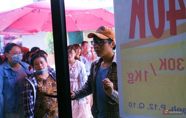 Chuyện lạ ở Sài Gòn: Đội nắng xếp hàng mua sầu riêng, ăn xong phải trả lại hạt để lấy tiền cọc - Ảnh 4. Chuyện lạ ở Sài Gòn: Đội nắng xếp hàng mua sầu riêng, ăn xong phải trả lại hạt để lấy tiền cọc - Ảnh 4.