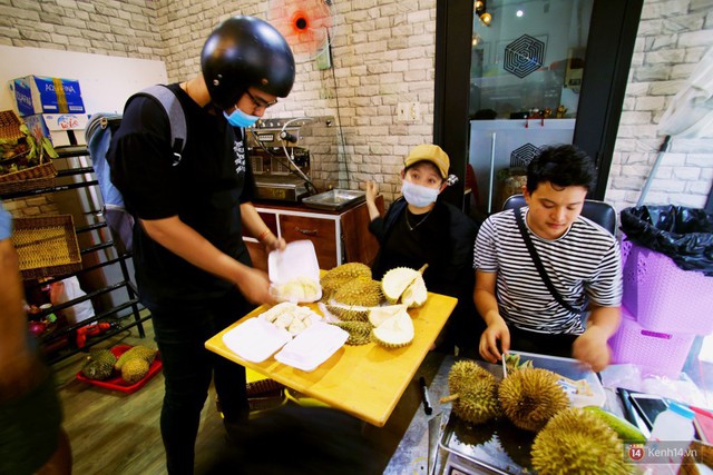 Chuyện lạ ở Sài Gòn: Đội nắng xếp hàng mua sầu riêng, ăn xong phải trả lại hạt để lấy tiền cọc - Ảnh 10. Chuyện lạ ở Sài Gòn: Đội nắng xếp hàng mua sầu riêng, ăn xong phải trả lại hạt để lấy tiền cọc - Ảnh 10.
