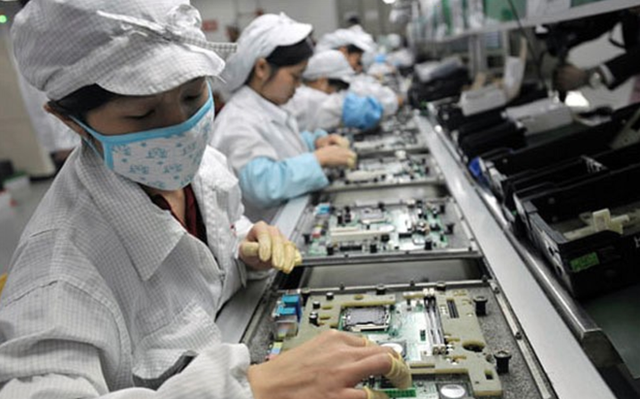 Các nhà sản xuất iPhone và laptop đang chuẩn bị sẵn sàng cho cuộc chiến thương mại Mỹ - Trung - Ảnh 2.