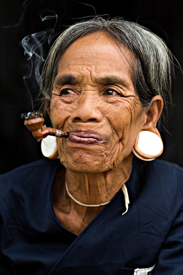 Những nét văn hóa truyền thống của các dân tộc thiểu số ở Việt Nam đẹp mê hồn qua ống kính nhiếp ảnh gia Pháp - Ảnh 8.