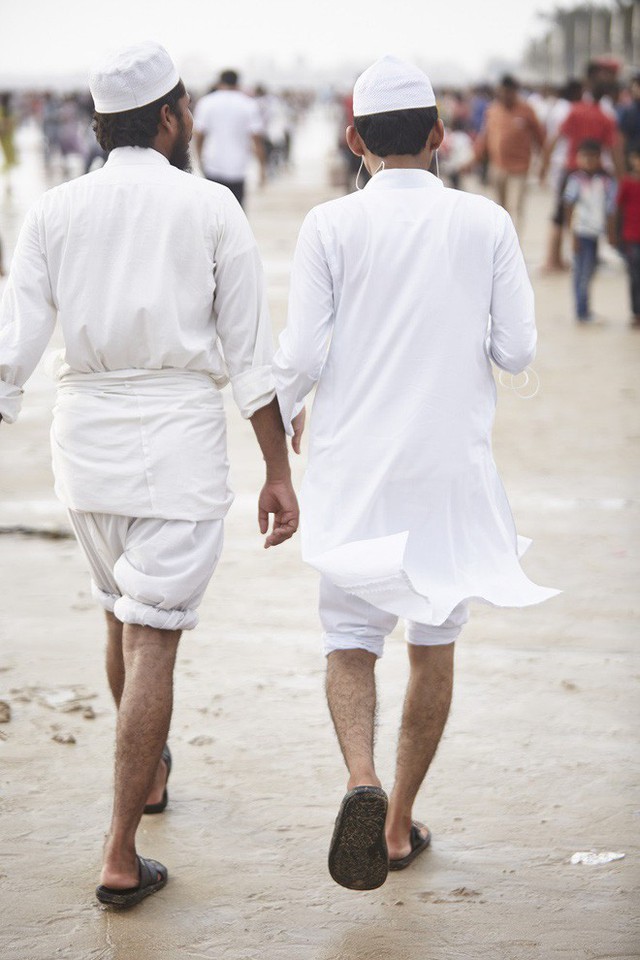 Nắm tay nhau mỗi khi ra đường: Nét văn hóa kỳ lạ nhưng thú vị giữa những anh đàn ông Ấn Độ - Ảnh 11.