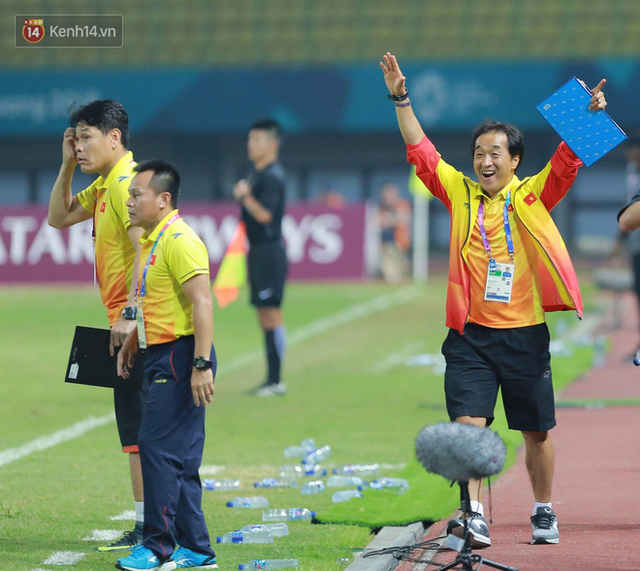 Sau khi ghi bàn thắng vàng, Công Phượng chạy tới ôm trợ lý người Hàn Quốc - Ông ấy là ai? - Ảnh 3.