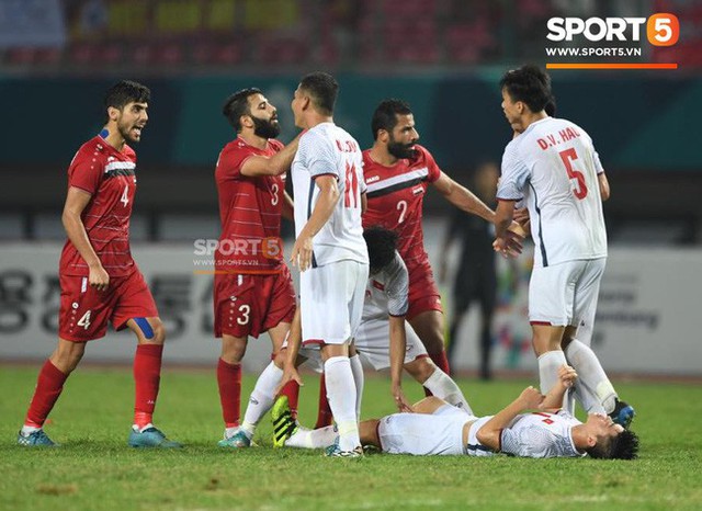 Quang Hải đổ máu, Duy Mạnh đau đớn rời sân trong ngày Olympic Việt Nam làm nên lịch sử - Ảnh 2.