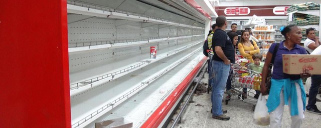 Vì đâu Venezuela lâm cảnh siêu lạm phát hàng chục nghìn % mỗi tháng, người dân bới rác tìm thức ăn, thịt ôi thiu cũng cháy hàng? - Ảnh 1.