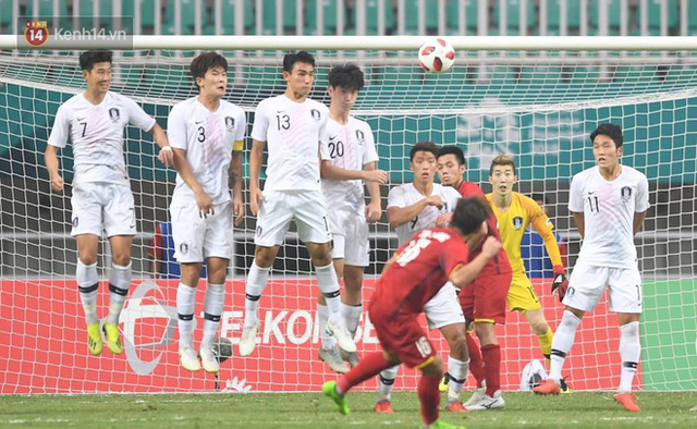 Cận cảnh siêu phẩm sút phạt của Minh Vương tung lưới thủ môn dự World Cup 2018 - Ảnh 1.