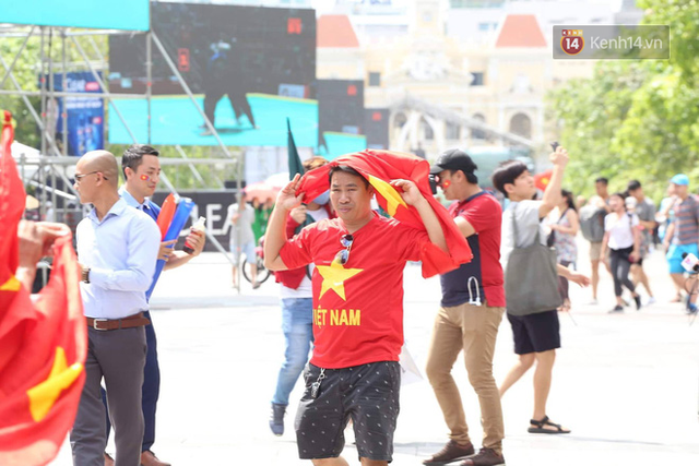 Olympic Việt Nam bị dẫn trước 1 - 0, người hâm mộ cả nước vẫn vững niềm tin chiến thắng - Ảnh 12.
