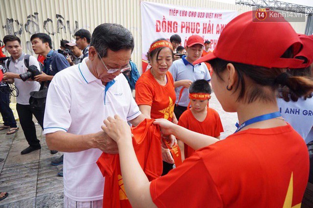 Olympic Việt Nam bị dẫn trước 1 - 0, người hâm mộ cả nước vẫn vững niềm tin chiến thắng - Ảnh 14.