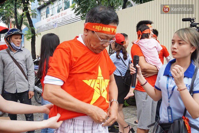 Olympic Việt Nam bị dẫn trước 1 - 0, người hâm mộ cả nước vẫn vững niềm tin chiến thắng - Ảnh 16.