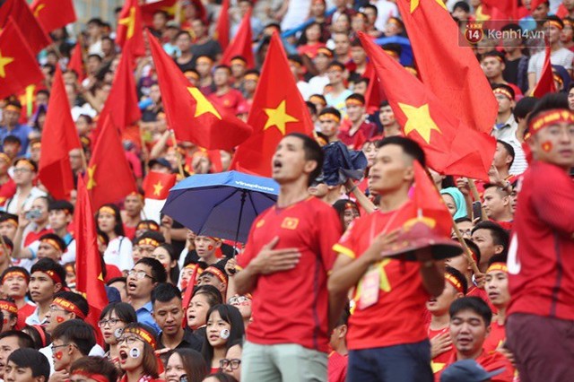 Olympic Việt Nam bị dẫn trước 1 - 0, người hâm mộ cả nước vẫn vững niềm tin chiến thắng - Ảnh 8.