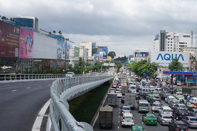 Không sự cố, giao thông cửa ngõ sân bay Tân Sơn Nhất vẫn rối loạn - Ảnh 3.